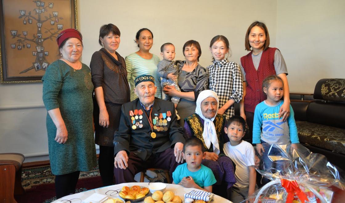 Булат Бакауов лично всех ветеранов Павлодарской области