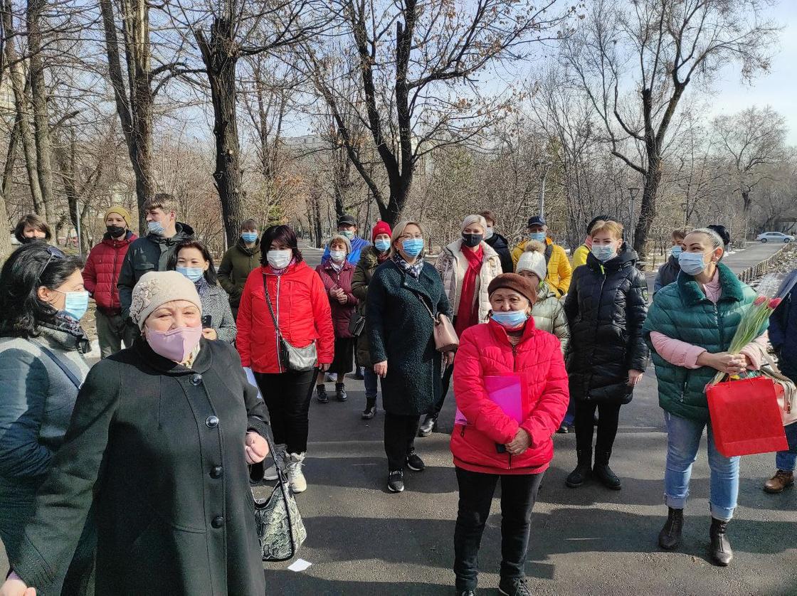 Родители учеников музыкальной школы собрались в парке