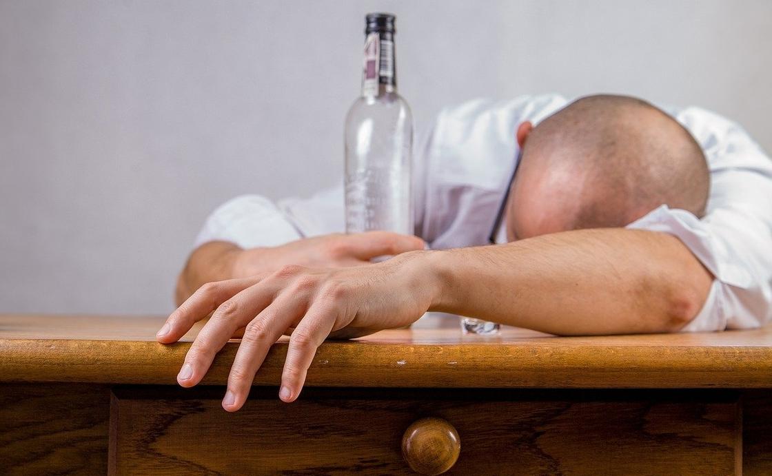 Как пережить последствия алкогольного отравления, рассказал врач