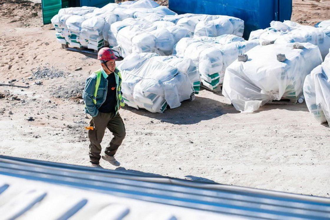 Как следят за безопасностью работников на стройке в Казахстане