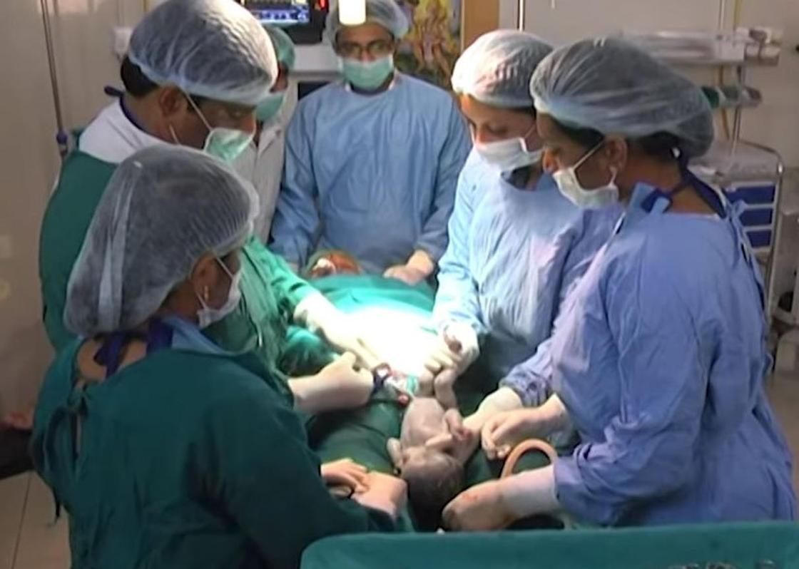74-летняя женщина родила близнецов (фото, видео)