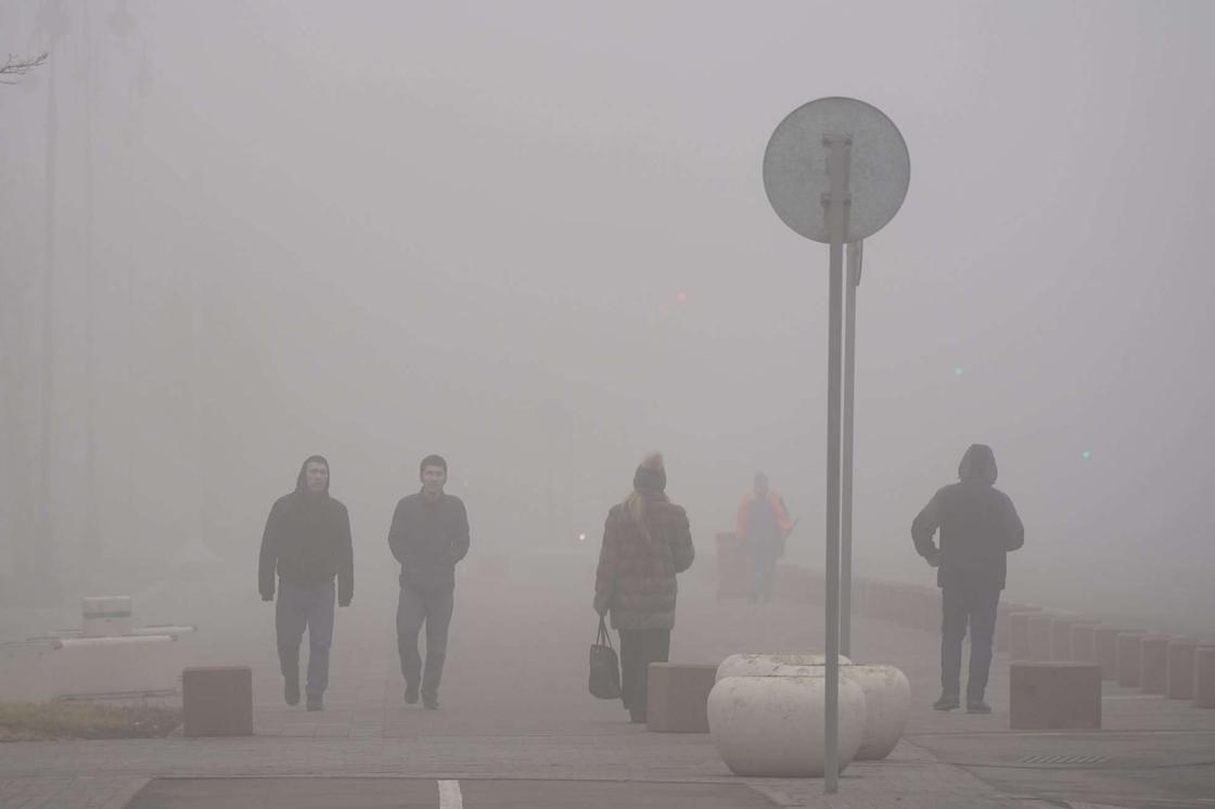 Алматинцы идут по улице в тумане