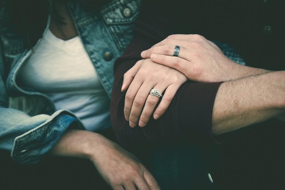 "Боюсь осуждения": карагандинка о браке с мужчиной моложе себя на 5 лет