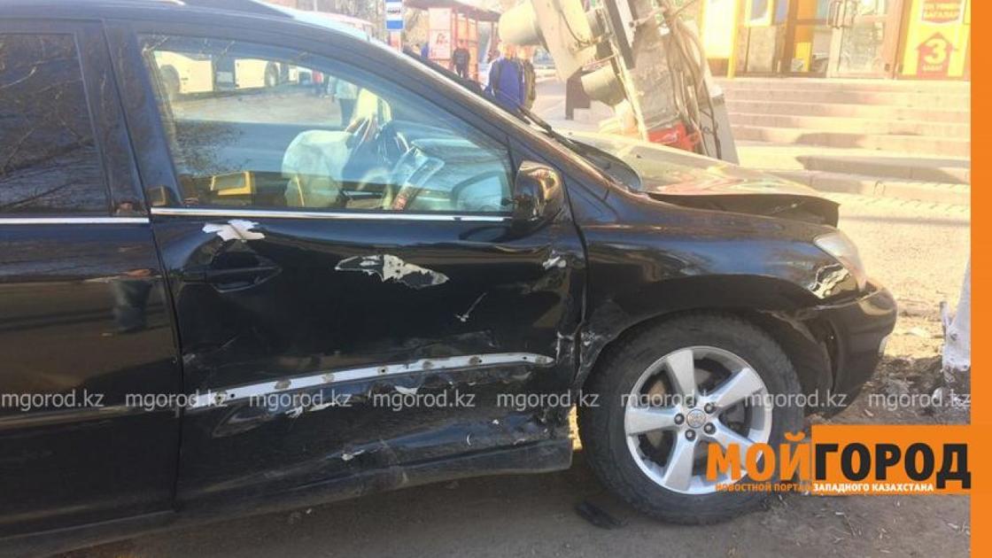 Полицейская машина врезалась в Lexus в Уральске Полицейская машина врезалась в Lexus в Уральске