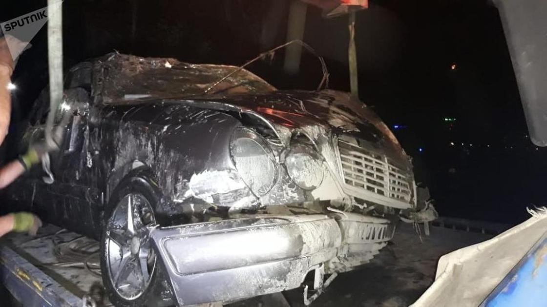 Mercedes опрокинулся и рухнул в БАК в Алматы (фото)