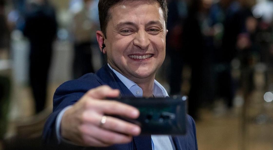Президент Украины станцевал на сцене с участниками шоу "Лига смеха" (видео)