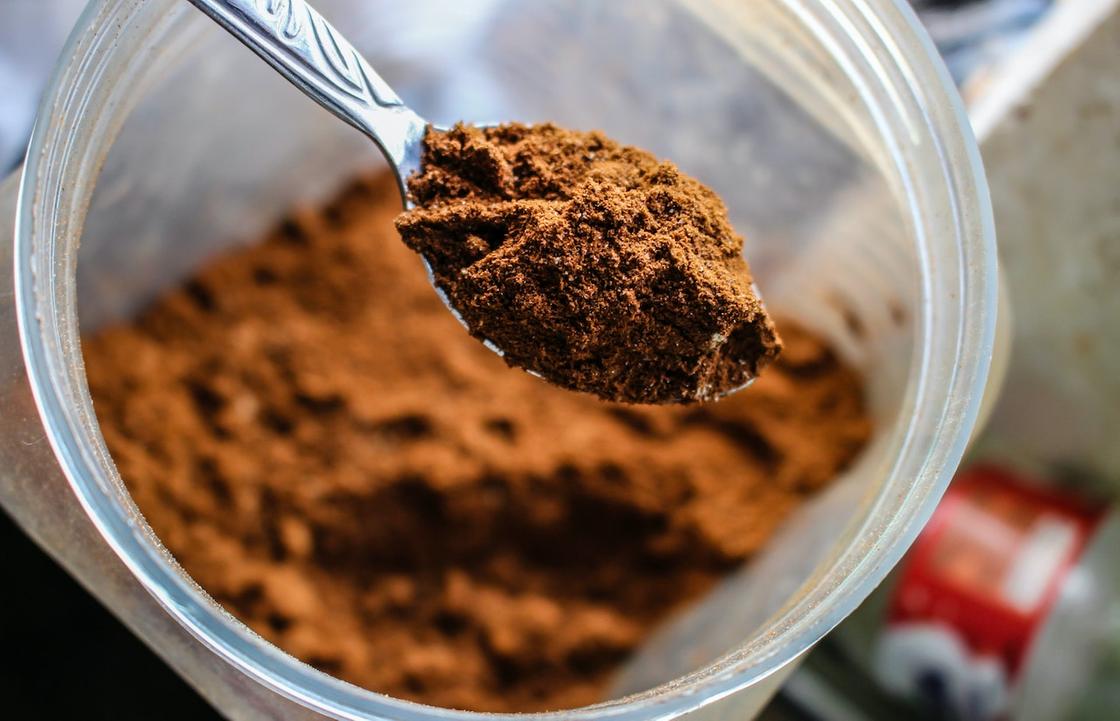 Емкость и ложка с какао-порошком