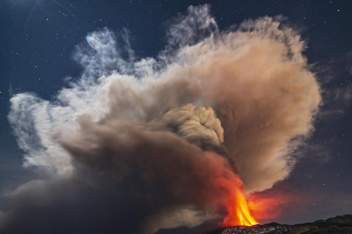 Лава и пепел извергаются из вулкана Этна