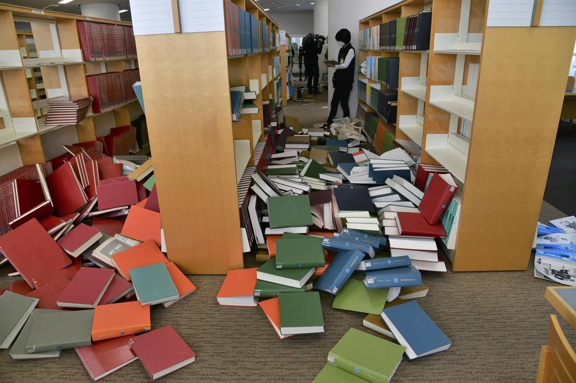 Разбросанные книги в библиотеке