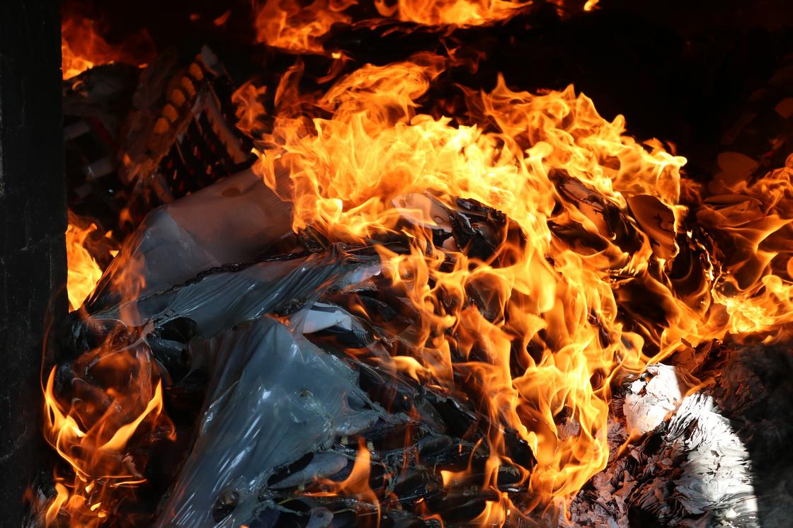 Носки на миллион тенге сожгли в Алматы