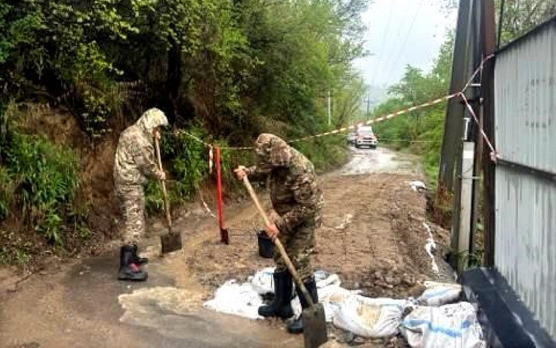 Спасатели на месте схода грунта