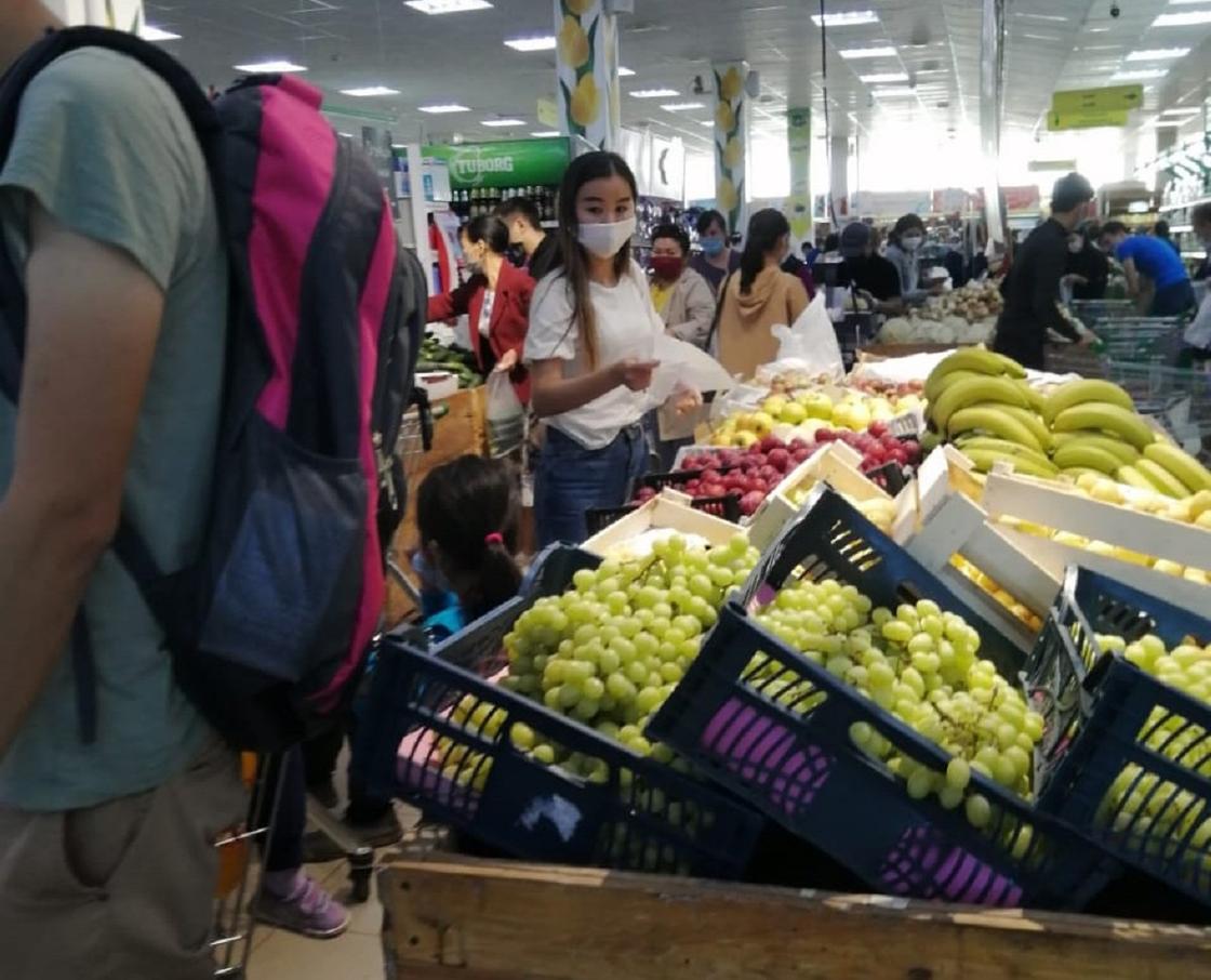 Толпы людей ринулись в магазины перед карантинными выходными в Актобе (фото)