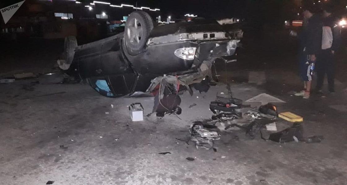 Машину разорвало на куски: трое человек пострадали в серьезном ДТП в Алматы