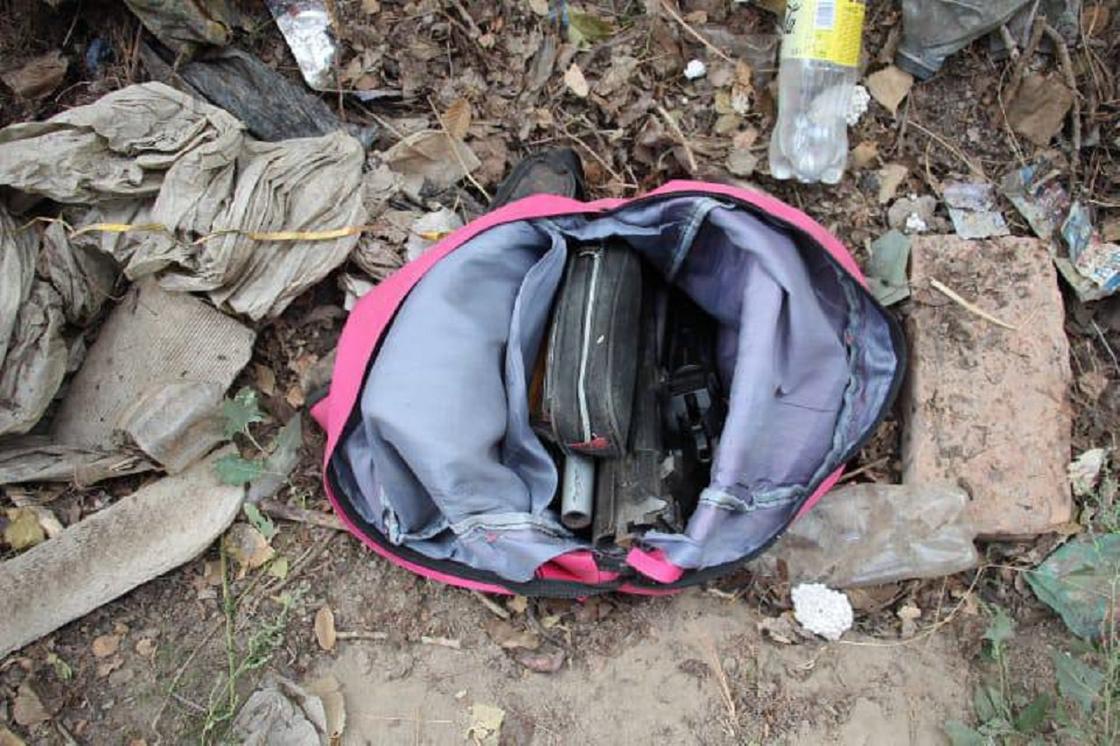 Рюкзак с оружием лежит на земле в Жаркенте