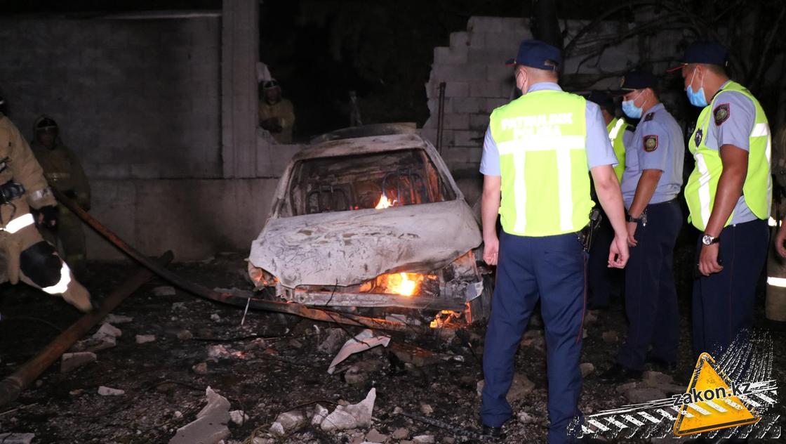 Газопровод взорвался после столкновения с авто в Алматы: погиб водитель (фото)