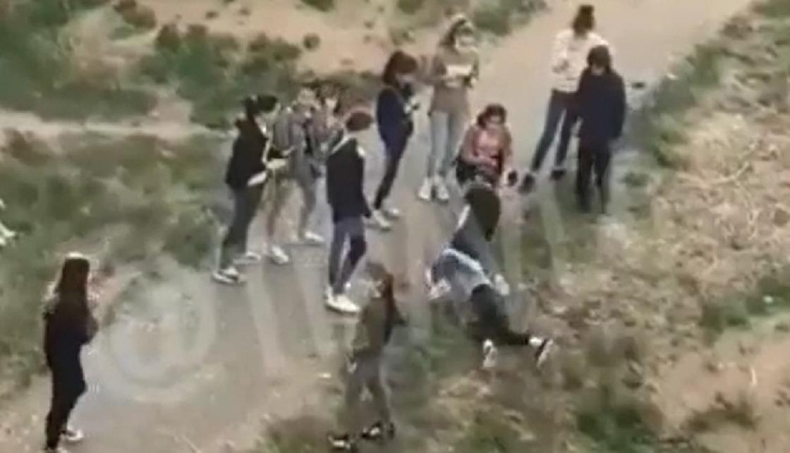 Драку девочек-подростков сняли на видео в Павлодаре