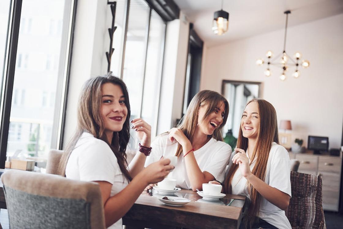 Три девушки в кафе