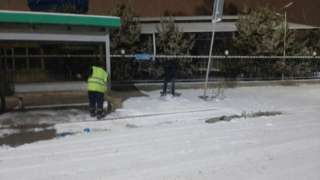 Коммунальщики убирают снег