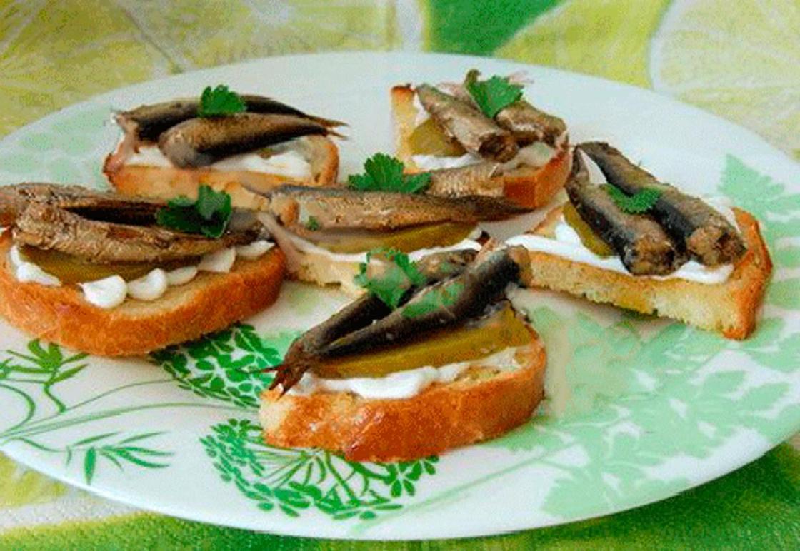 Бутерброды со шпротами: вкусный рецепт Бутерброды со шпротами: вкусный рецепт