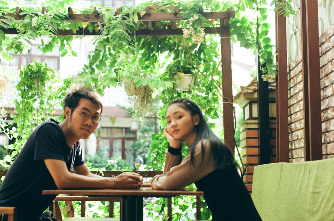 Парень и девушка сидят за столиком в кафе