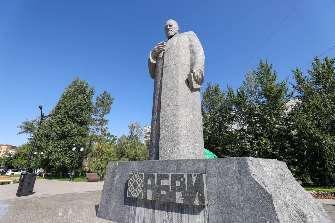Кандидаты "Әділет" посетили памятник великому поэту в Семее