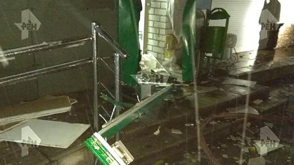 В России человек погиб из-за взрыва банкомата (фото) В России человек погиб из-за взрыва банкомата (фото)
