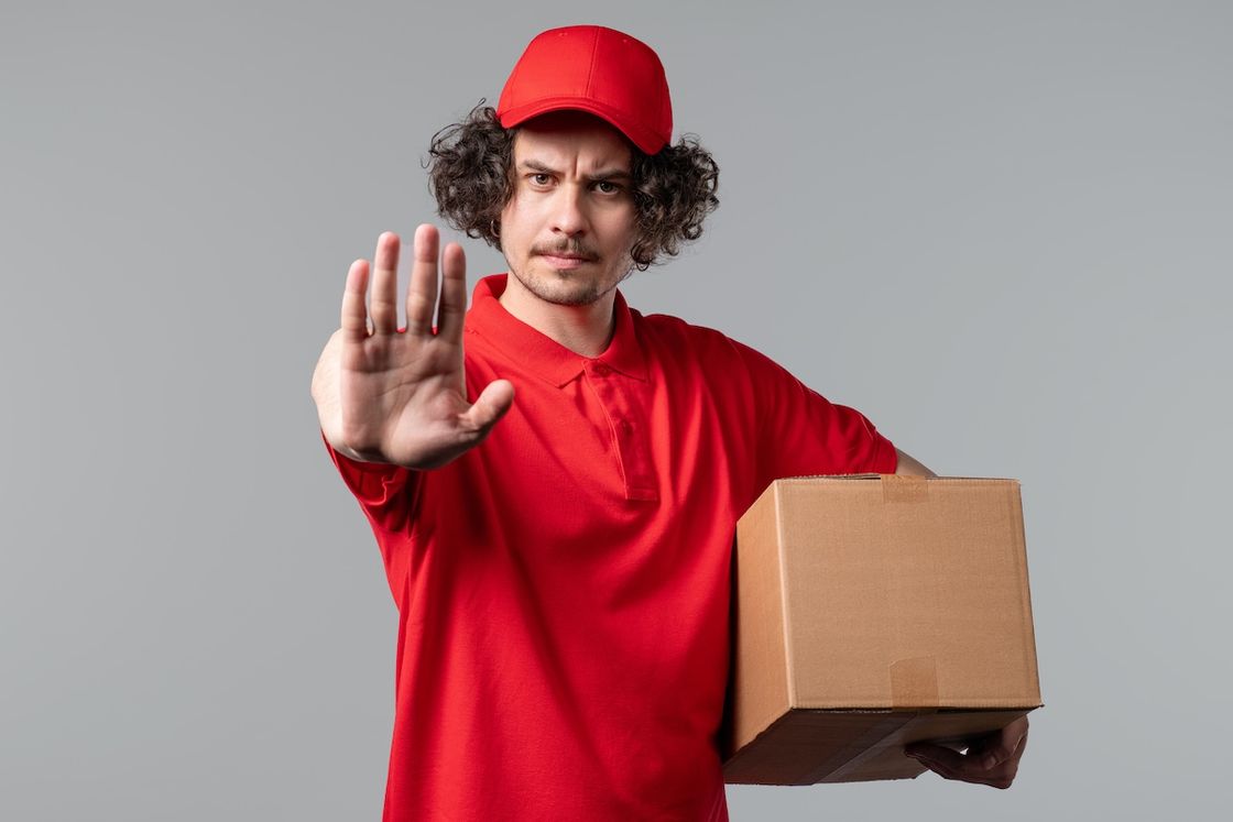 Курьер держит посылку