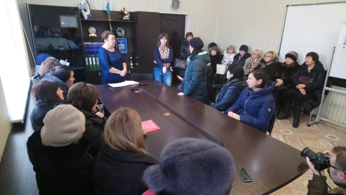 Учителям Уральска пообещали не снижать зарплату Учителям Уральска пообещали не снижать зарплату