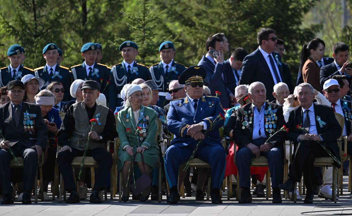 Ветераны на церемонии возложения цветов к монументу "Отан Ана"