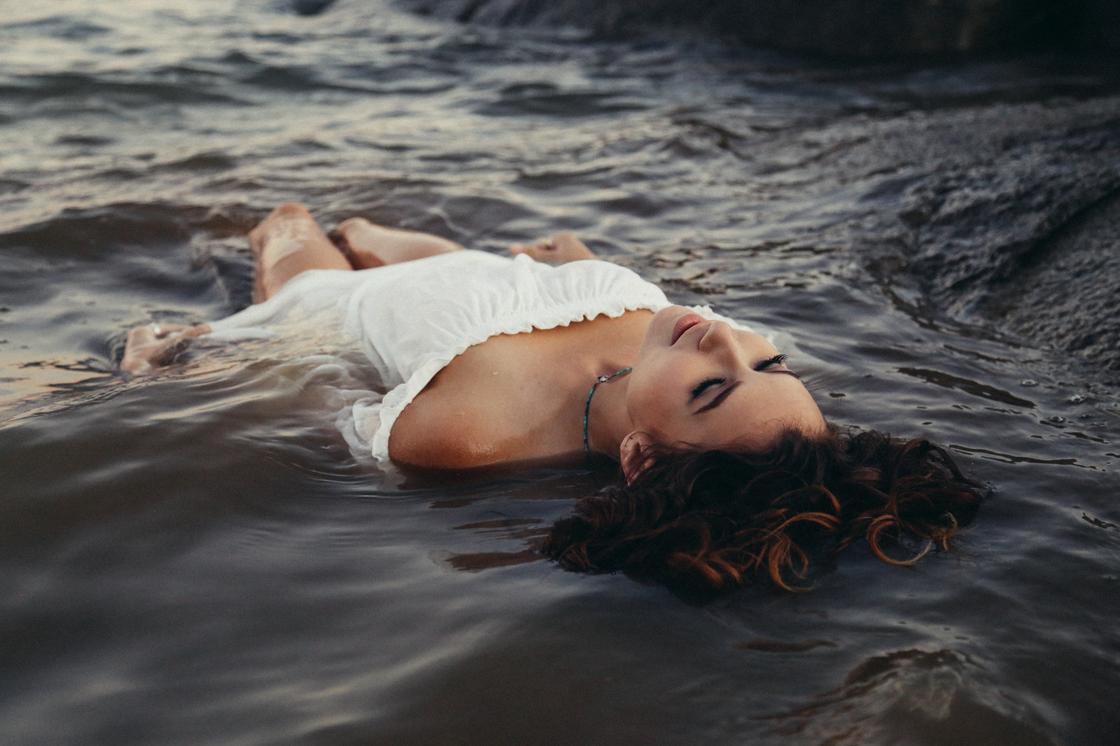 Женщина лежит в воде
