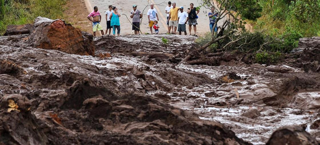 Погребенный под грязью автобус с жертвами прорыва дамбы нашли в Бразилии