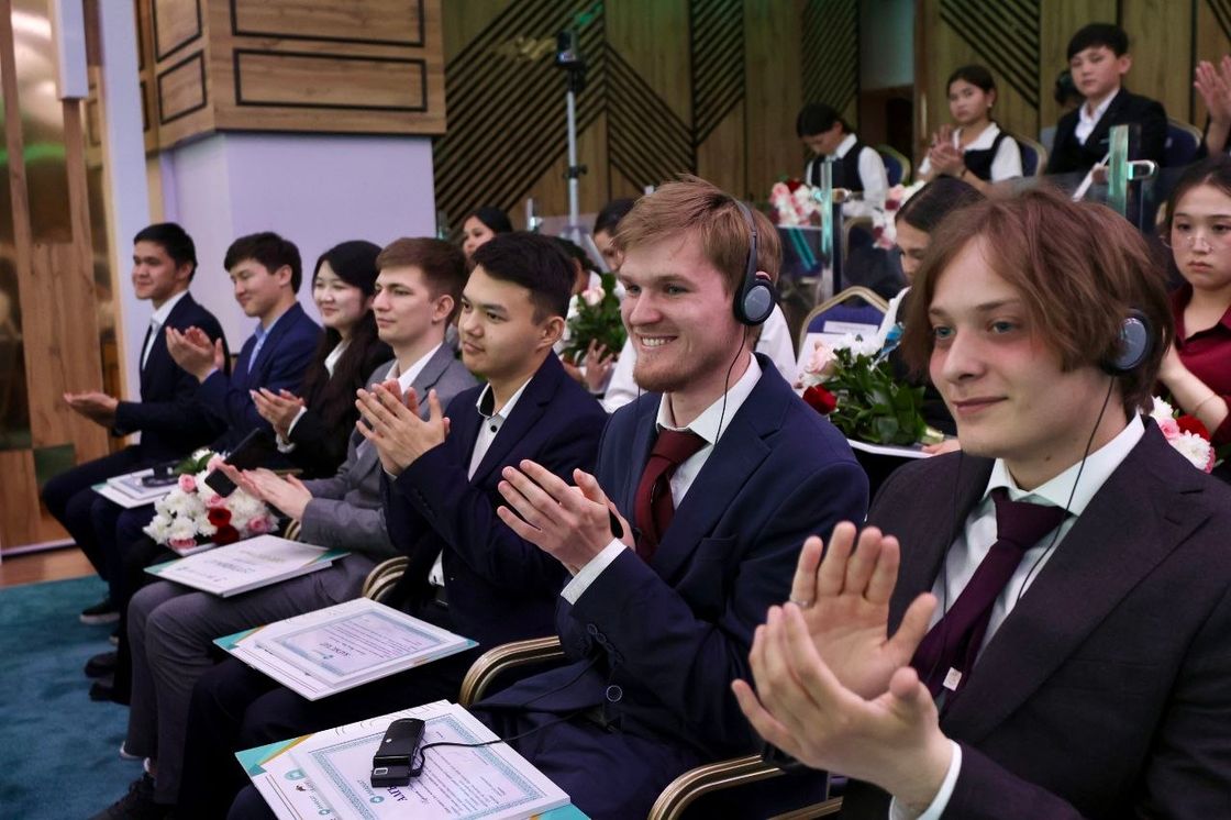 Чествование победителей проекта "Кітап оқитын ұлт"