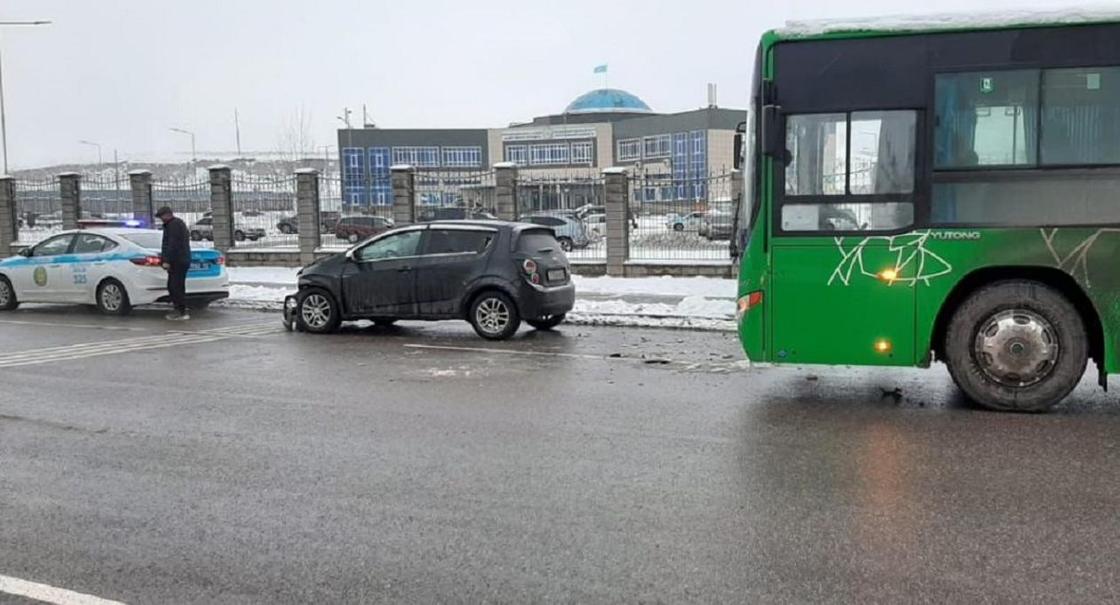 Беременная женщина пострадала в аварии с участием автобуса в Алматы