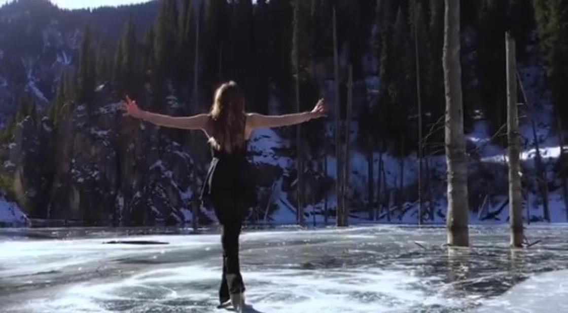 Скандальная фигуристка с БАО исполнила танец на озере Каинды (видео)