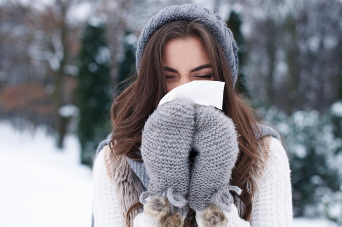 Девушка с салфеткой в руках на фоне зимнего пейзажа