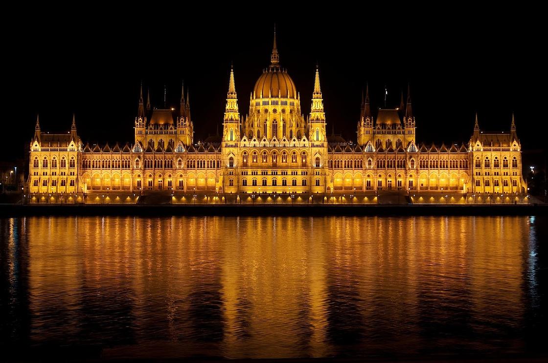 Вечерняя подсветка здания венгерского парламента в Будапеште