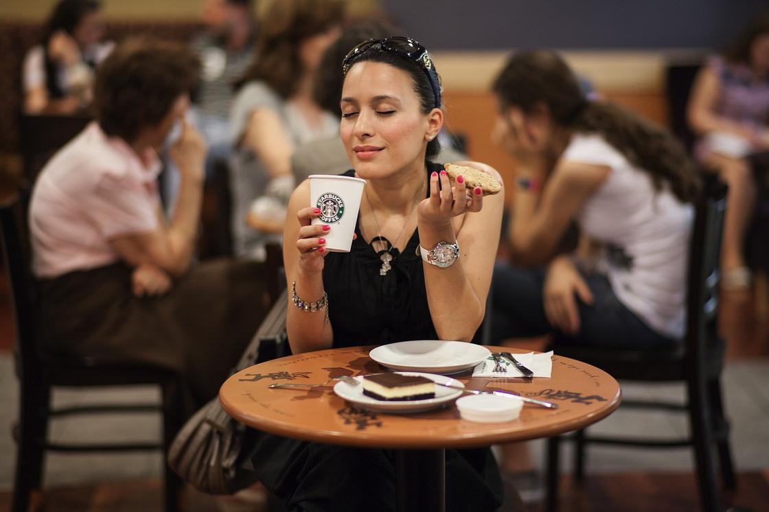 Девушка за столиком в кафе