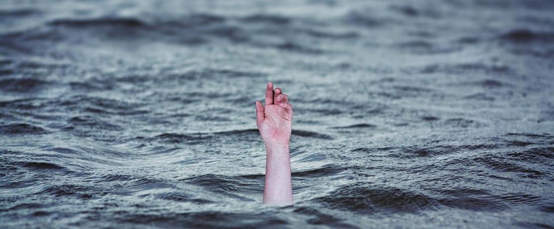 Житель Темиртау решил искупаться в технологическом водоеме и утонул
