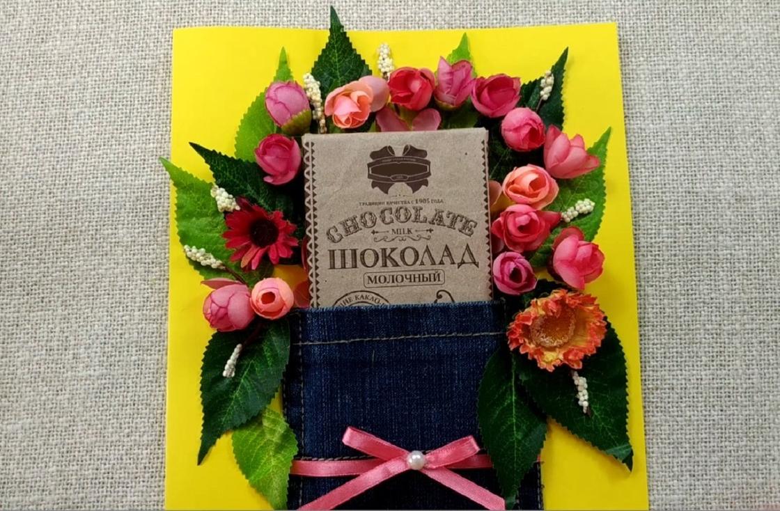 Открытка из кармана джинсов, розовых бутонов и шоколадки Открытка из кармана джинсов, розовых бутонов и шоколадки