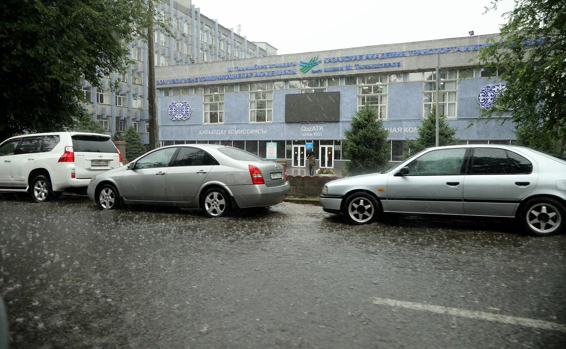 Как в тропиках: сильный ливень обрушился на Алматы (фото, видео)