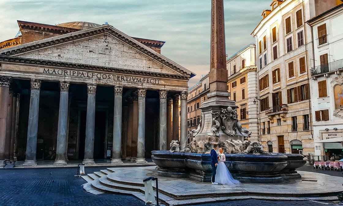 Вид на Пантеон и фонтан перед ним