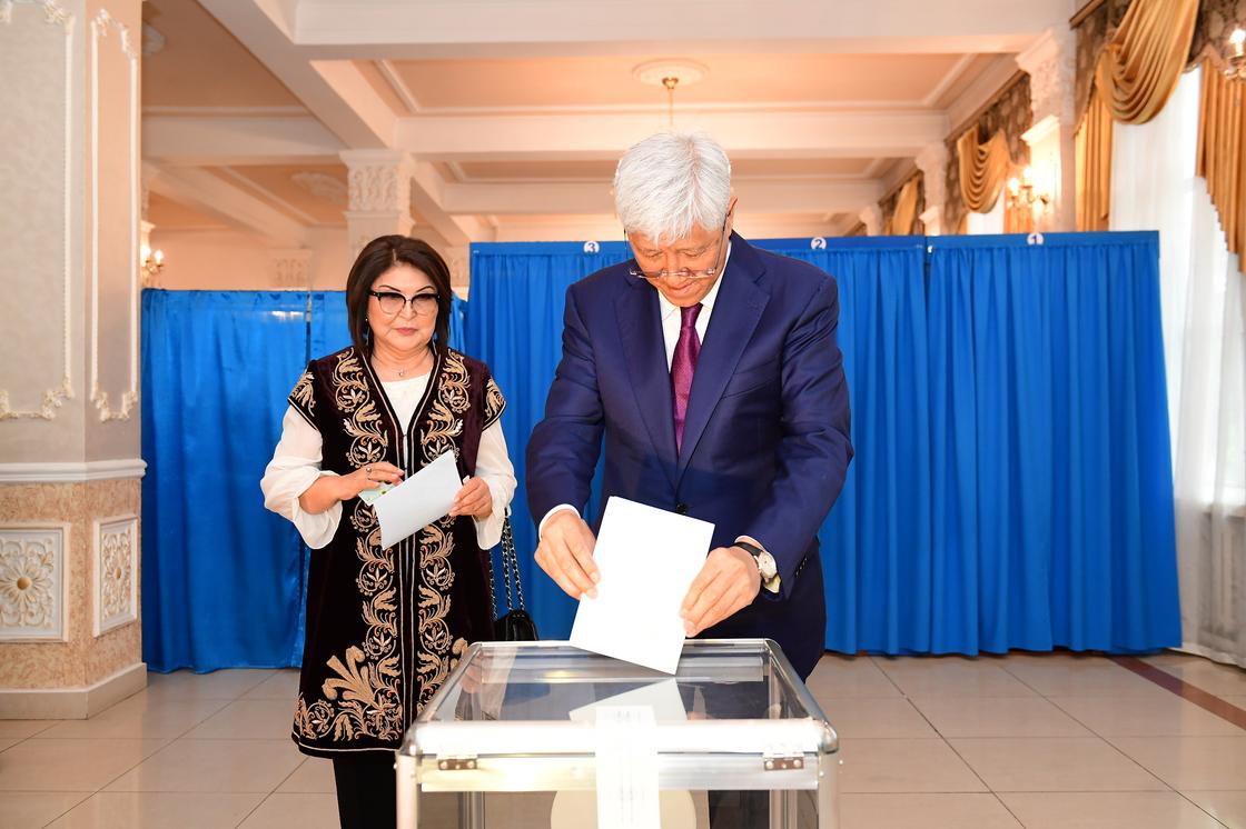 Аким Жетысу вместе с супругой проголосовал на выборах (фото)