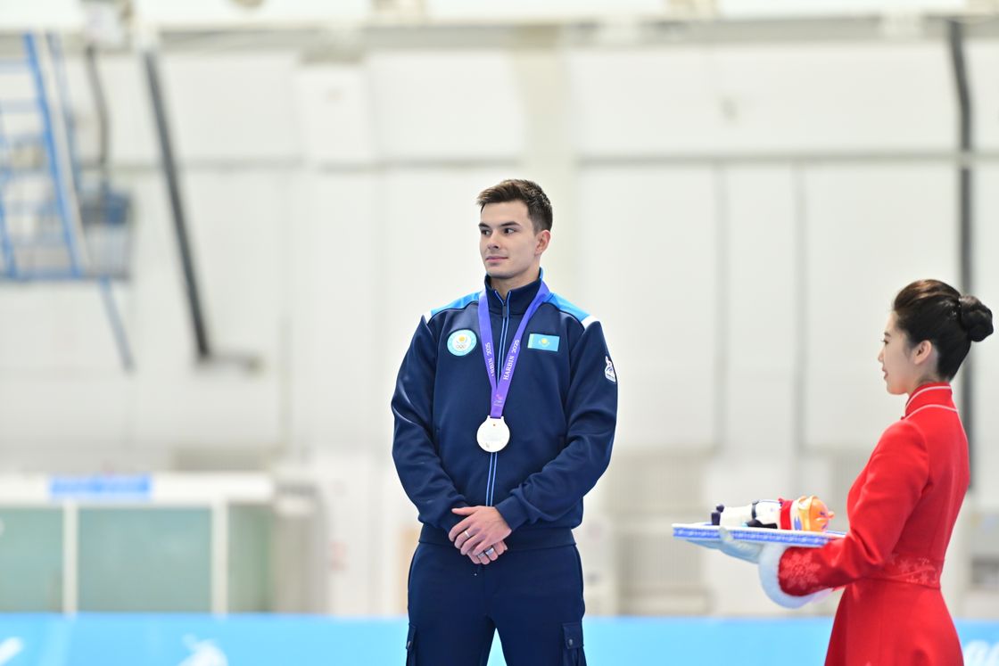 Казахстанский конькобежец Евгений Кошкин