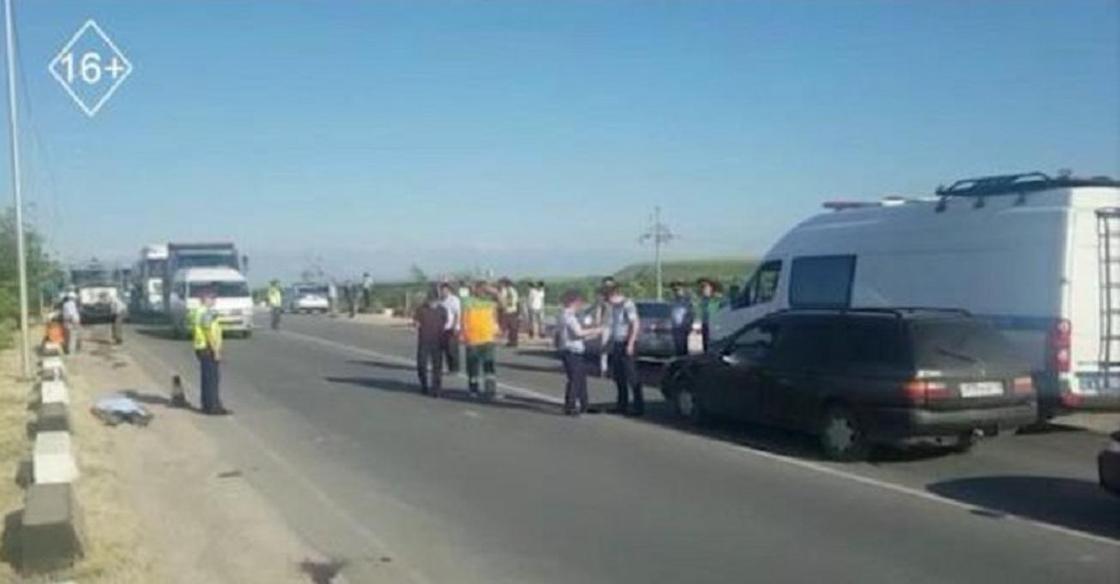Коммунальщик погиб от наезда автомобиля на трассе Шымкент-Ленгер (фото)
