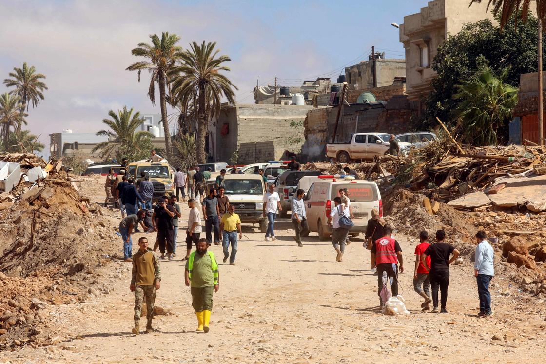 Люди в Ливии идут по разрушенным улицам