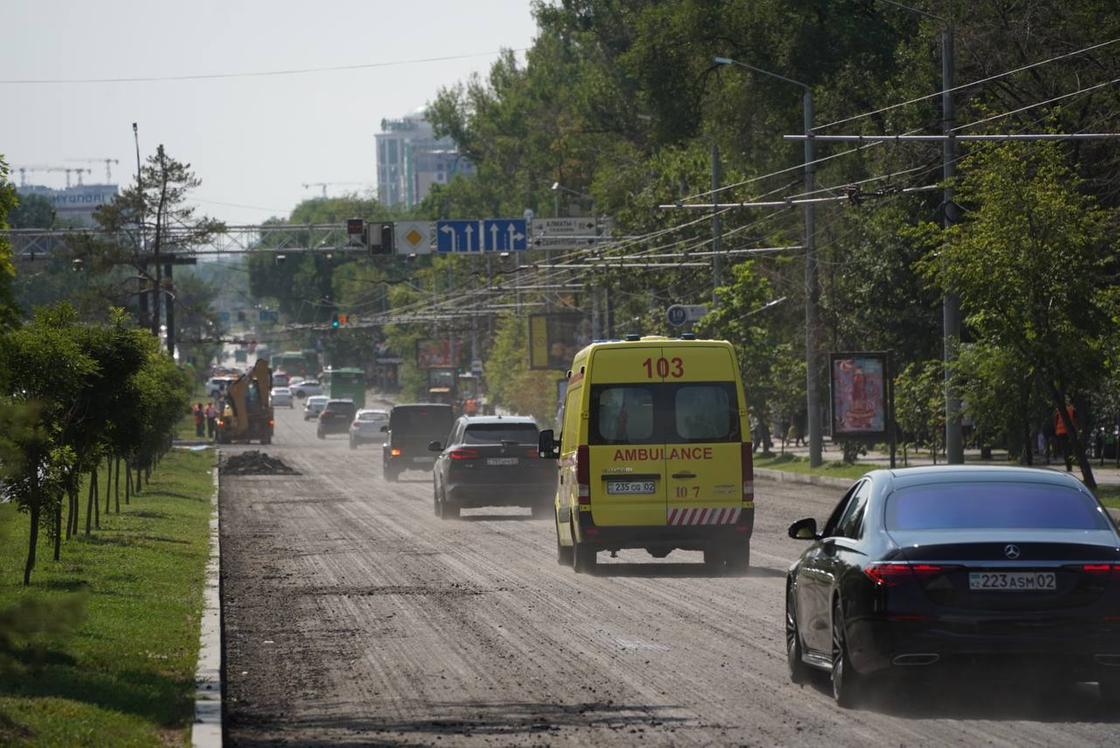 Машины едут по дороге в Алматы