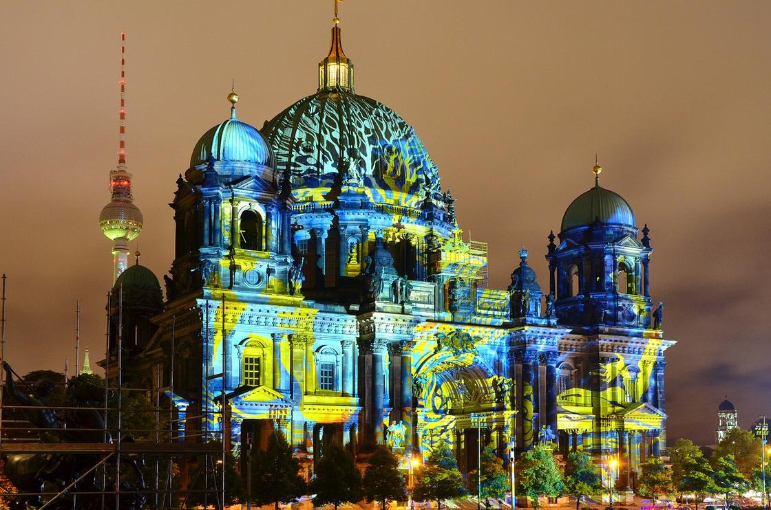 Подсветка Берлинского собора во время октябрьского фестиваля света
