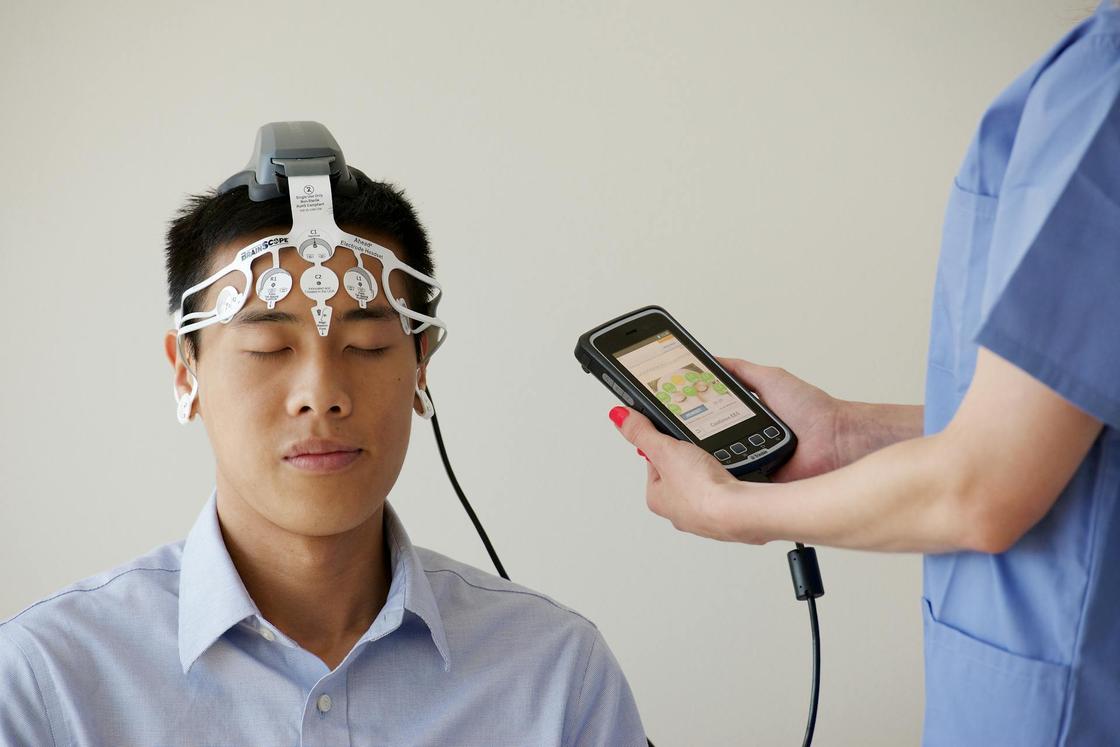Мозговая активность мужчины измеряется при помощи ЭЭГ