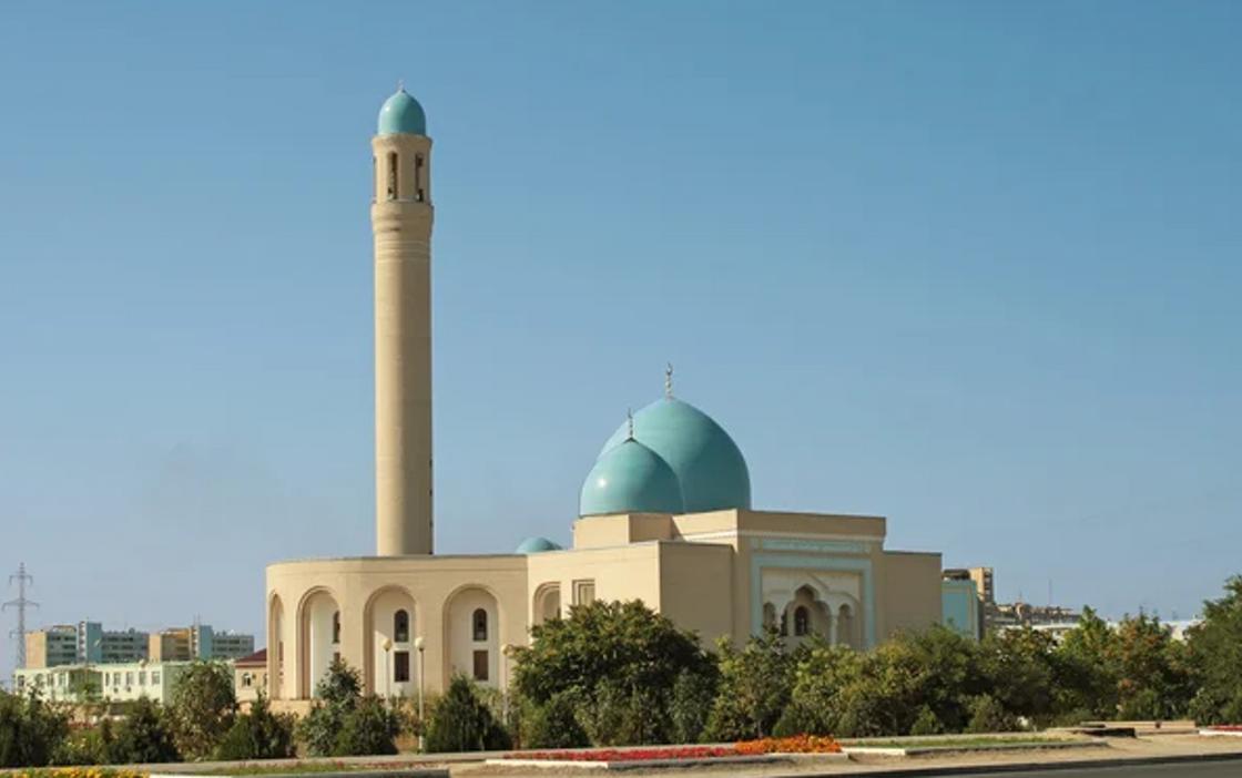 Мечеть в окружении зелени