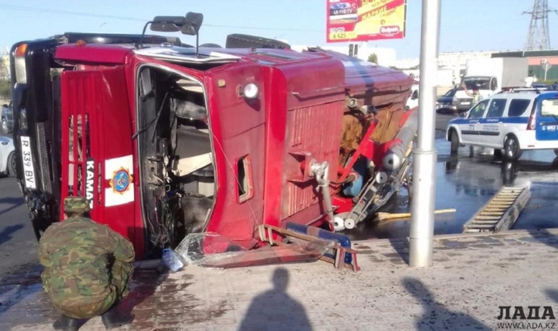 Пожарная машина перевернулась после аварии в Актау: пострадали 2 человека (фото, видео)